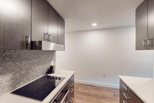 Una cocina con gabinetes de madera y encimera. en Pioche Village #1235, en Park City