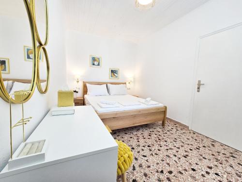 a small bedroom with a bed and a mirror at L'Ora Blu in Marathokampos