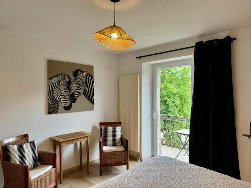 Ένα ή περισσότερα κρεβάτια σε δωμάτιο στο Aux Gîtes de l'Étang - Thannenkirch Bergheim