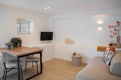 a living room with a table and a couch at Gastenverblijf Stationskoffiehuis - Perron 1 in Ravenstein