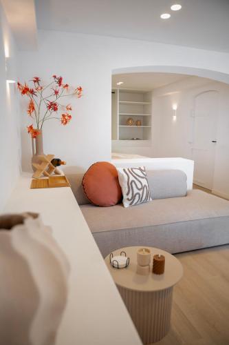 a living room with a couch and a table at Gastenverblijf Stationskoffiehuis - Perron 1 in Ravenstein