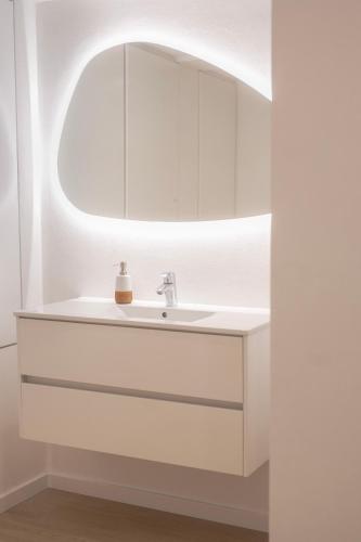 a bathroom with a sink and a mirror at Gastenverblijf Stationskoffiehuis - Perron 1 in Ravenstein