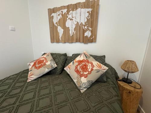 une chambre avec un lit avec deux oreillers dans l'établissement Chalet proche aéroport Nantes Atlantique, à Saint-Aignan-Grand-Lieu