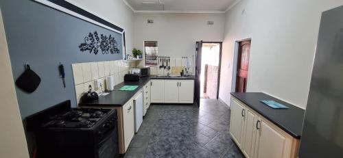una grande cucina con piano cottura in cui è presente un forno di Varykino Estate a Knysna