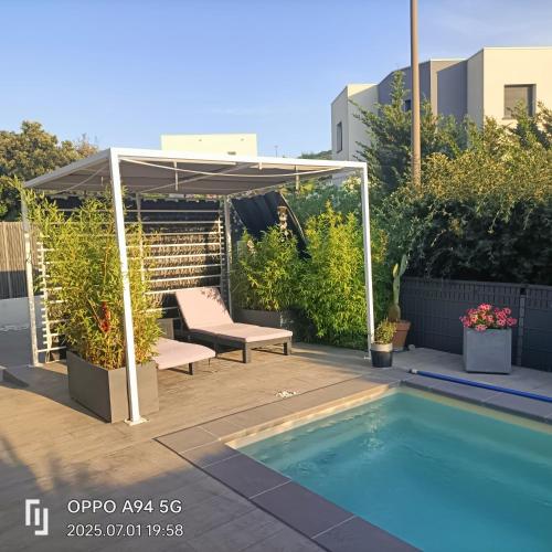 une piscine avec une pergola et une piscine dans l'établissement CHAMBRE COSY Adults only, à Agde