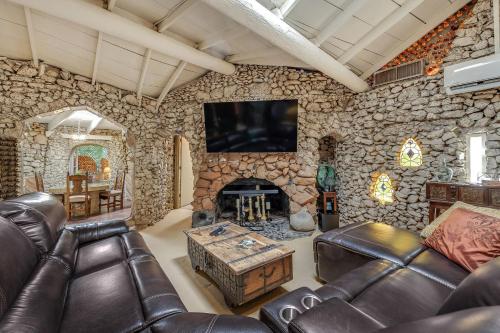 Khu vực ghế ngồi tại Tucson Bottle House - New Listing - Special Deals