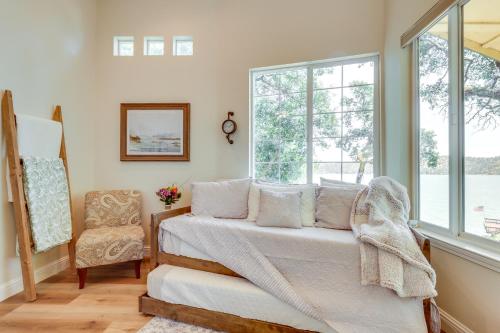 Schlafzimmer mit einem Bett, einem Stuhl und Fenstern in der Unterkunft Clear Lake Getaway with Dock Access and Shared Yard! in Clearlake Oaks