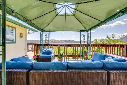Χώρος καθιστικού στο Shared Boat Dock at Clear Lake Couples Retreat