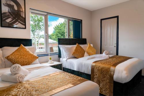 una camera da letto con due letti e una finestra di Games Room free Parking House a Bristol