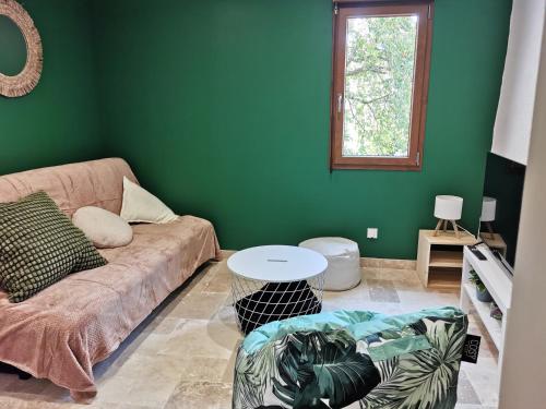 un salon avec un canapé et une table dans l'établissement Maison Romana, à Riez