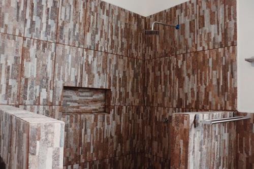 HueytamalcoFinca Pata Jaguar的带淋浴的浴室和木墙