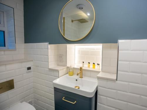 a bathroom with a sink and a mirror at 3 Bed in Docking 43950 in Docking