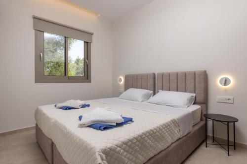 Ένα ή περισσότερα κρεβάτια σε δωμάτιο στο Villa Ismini Periyali