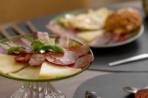 ein Teller mit Lebensmitteln auf einem Tisch in der Unterkunft Marichi Residence in Marići