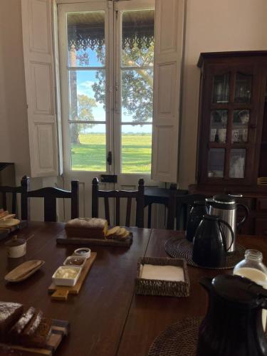 un tavolo in cucina con ampia finestra di Estancia La Margarita a Chascomús