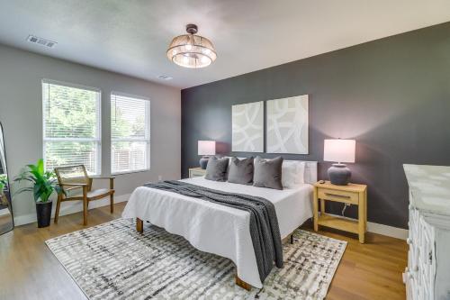 Ένα ή περισσότερα κρεβάτια σε δωμάτιο στο Townhome Near ATandT Stadium Great for Game Day!