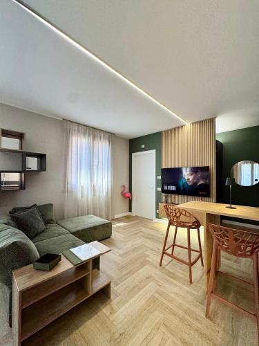 un soggiorno con un divano e un tavolo di Valcamonica Apartments a Boario Terme