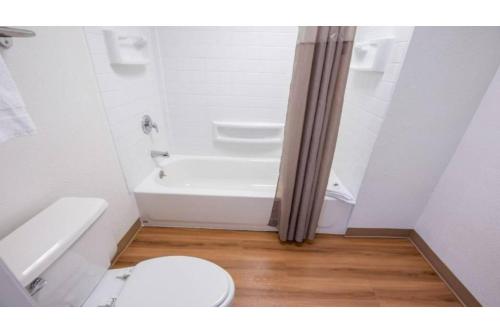 Motel 6 Nacogdoches TX SFA Universityにあるバスルーム