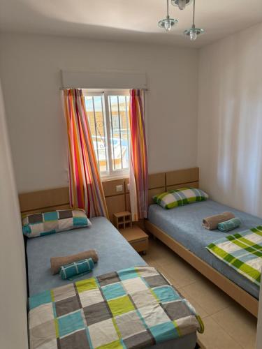 Giường trong phòng chung tại Akimaria Apartment