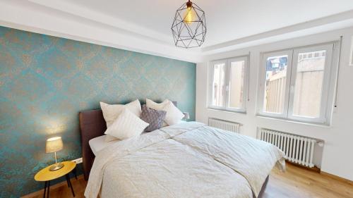 Postel nebo postele na pokoji v ubytování La Suite Blanche-Designapartment Freiburg Altstadt