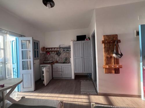 Dapur atau dapur kecil di Fotinis Apartment