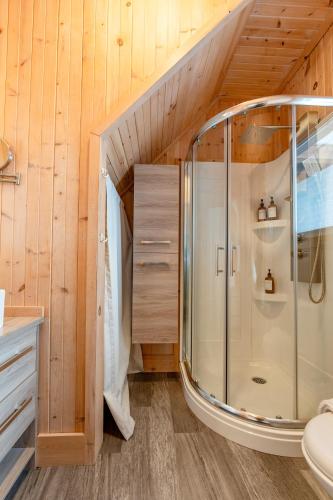 a bathroom with a shower in a attic at Le Hélios - MicroChalet au Maelstrom in Lac-Beauport