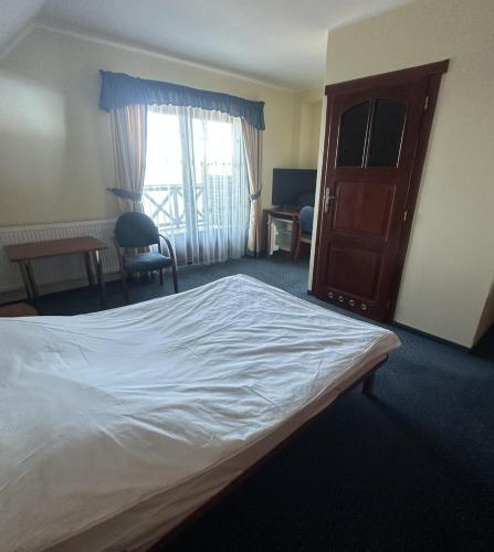 a hotel room with a bed and a window at Ośrodek Wypoczynkowy Przystań Energii in Nadole