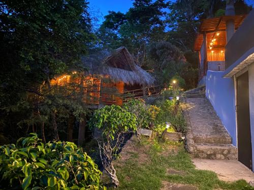 un sentiero che porta a una casa di notte di Todo Bien Nicaragua a San Juan del Sur