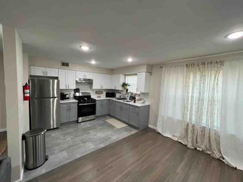 Nhà bếp/bếp nhỏ tại Luxury 3 KINGs Bedroom 10 mins from Newark airport 3 mins downtown