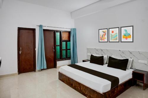 a bedroom with a large bed and a window at Hotel O Star Key Inn in Sohna