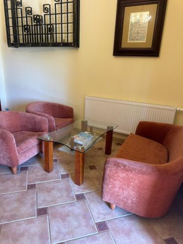 a living room with two chairs and a table at Ośrodek Wypoczynkowy Przystań Energii in Nadole