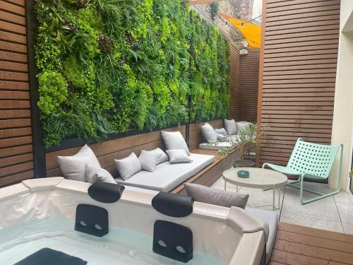 a living wall with a tub in a patio at L'échappée belle - Terrasse privative in Fécamp