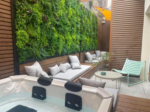 a living wall with a tub in a patio at L'échappée belle - Terrasse privative in Fécamp