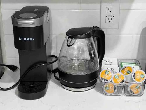 Haven 2 Bedroom by EWR airport في نيوآرك: خلاط موضوع على سطح الطاولة مع البيض