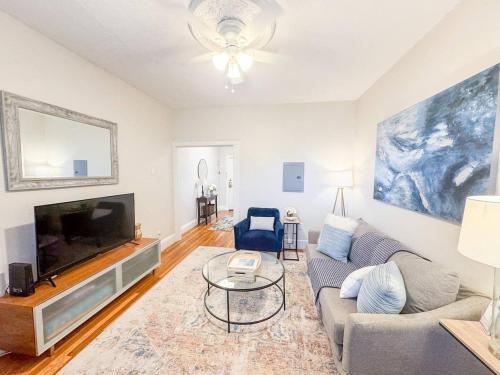 Χώρος καθιστικού στο 2 Bed, In Unit Laundry, Boston College, Balcony