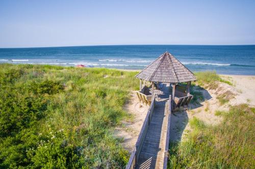 una passerella per una spiaggia con l'oceano sullo sfondo di DE03- Anchors Away a Nags Head