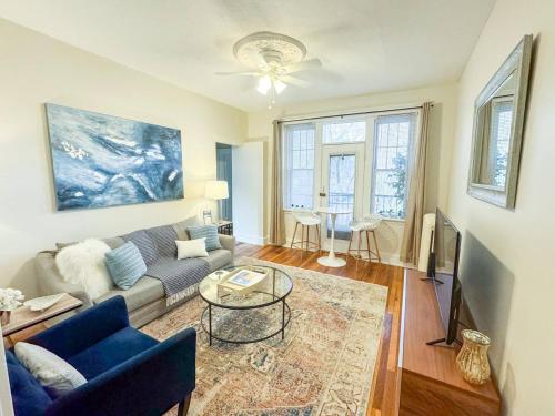 Μια τηλεόραση ή/και κέντρο ψυχαγωγίας στο 2 Bed, In Unit Laundry, Boston College, Balcony