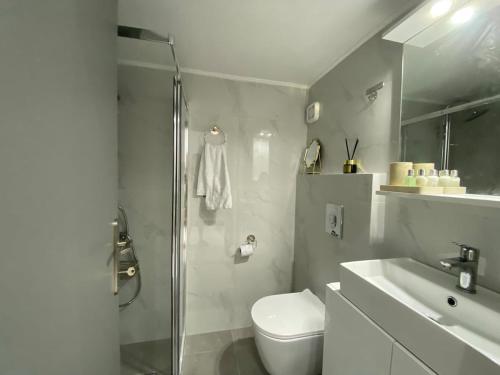 Bilik mandi di Beachfront 2Bedroom Flat SeaView