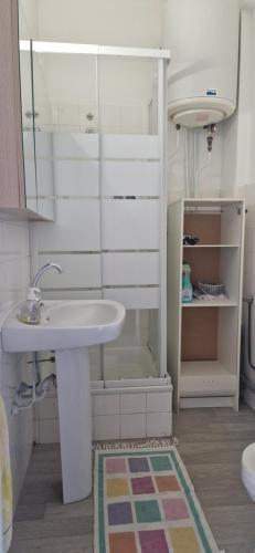 une salle de bain avec un lavabo et un miroir dans l'établissement NICE STUDIO 26m2 avec TERRASSE 16m2, à Nice
