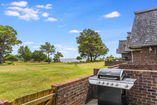 纳格斯黑德Delightful Dolphin的院子旁边砖墙里的烧烤架