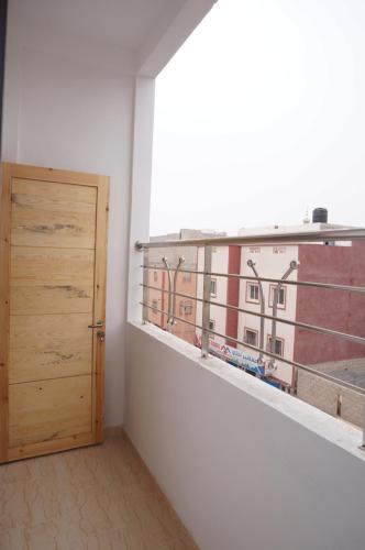 an empty room with a door and a window at 2 Voies Résidence in Dakhla