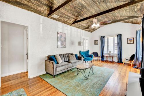 una sala de estar con un sofá y una mesa en Spanish Beach Bungalow 4br 2bath, en Daytona Beach
