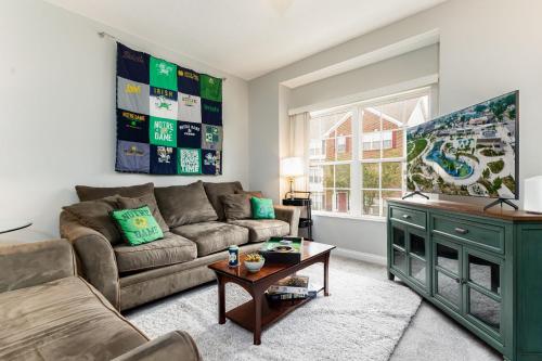 een woonkamer met een bank en een tafel bij Dublin Village Townhome in South Bend