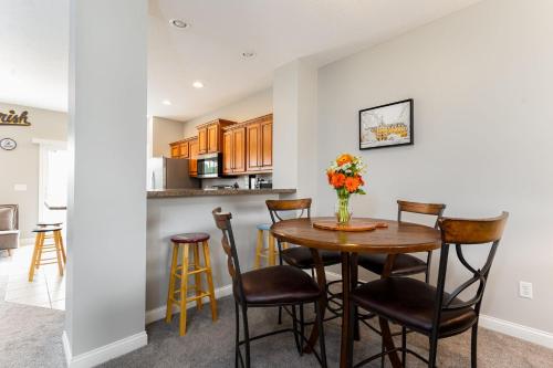 een keuken en eetkamer met een tafel en stoelen bij Dublin Village Townhome in South Bend