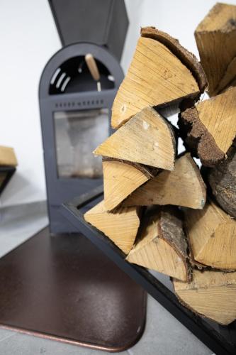 a pile of wood sitting next to a toaster at Ubytovanie Poloniny in Zboj