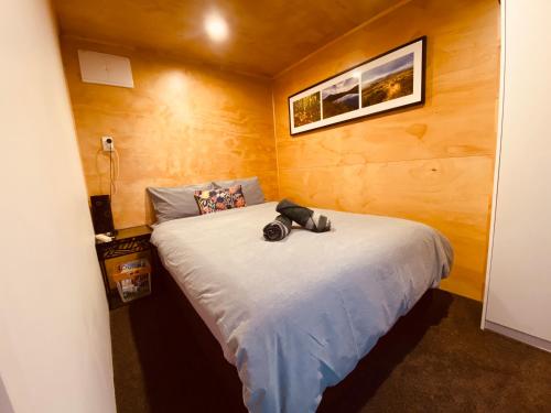ロトルアにあるAdorable Self Contained One Bedroom Studioのベッドルーム1室(カメラ付きのベッド1台付)
