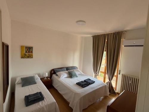 a bedroom with two beds and a window at Malpensa Milano 1 Maggio in Somma Lombardo