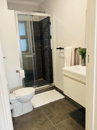 Ein Badezimmer in der Unterkunft Enzo - Sarona City