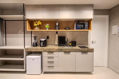 Kuchyň nebo kuchyňský kout v ubytování Flat a 50m da praia, com cozinha completa, estacionamento, recepção 24h, academia, lavanderia, Wi-Fi, mini mercado, Rooftop com piscina, churrasqueira e vista incrível