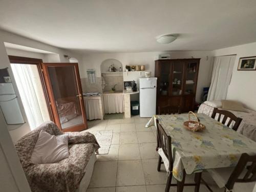 a kitchen and dining room with a table and chairs at La Casetta in Ischitella
